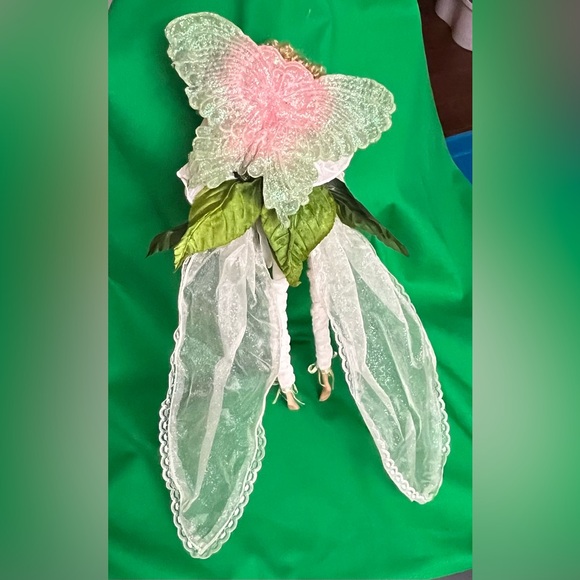 Flower Fairy with Butterfly Wings by MARK ROBERTS - Large - Picture 3 of 9